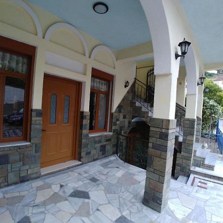 Guest House Urat Gjirokastër Exteriör bild