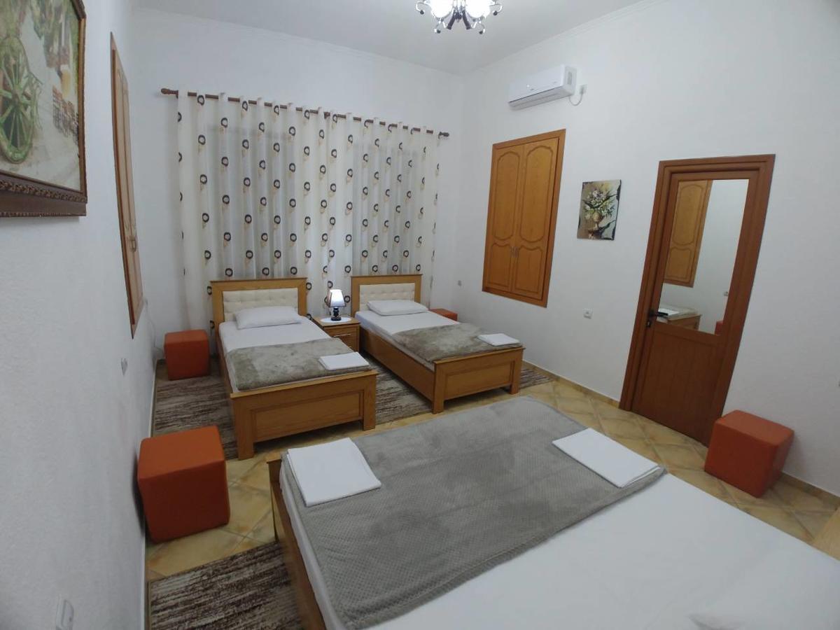 Guest House Urat Gjirokastër Exteriör bild