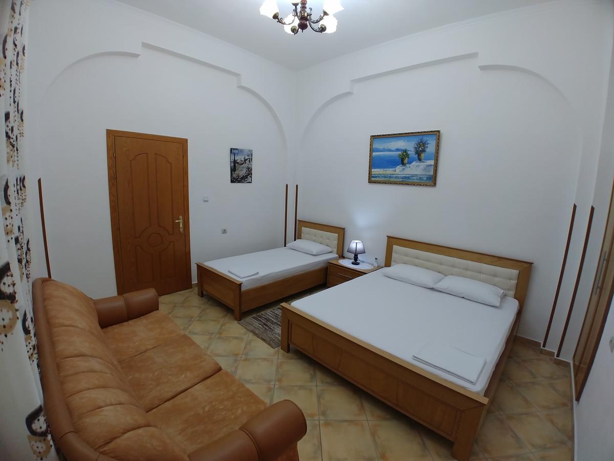 Guest House Urat Gjirokastër Exteriör bild