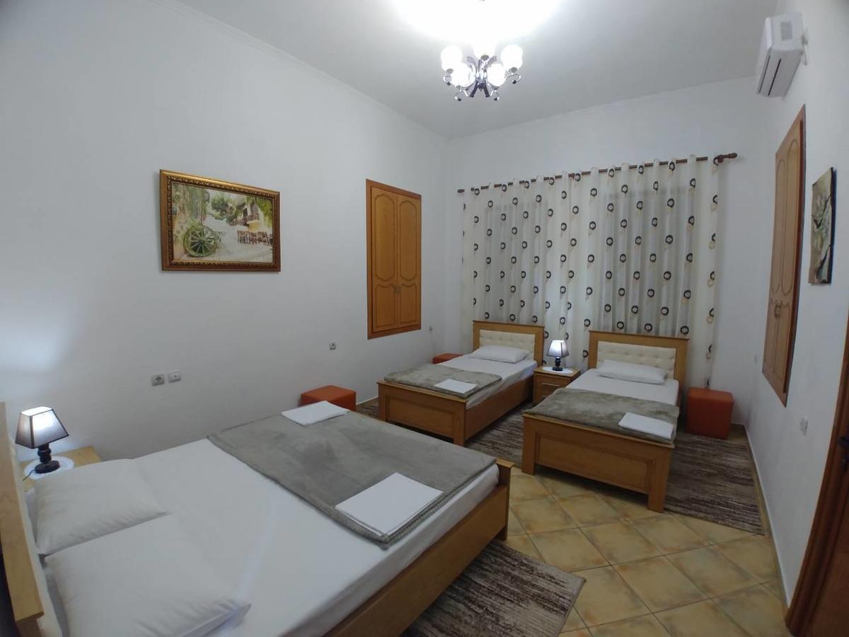 Guest House Urat Gjirokastër Exteriör bild