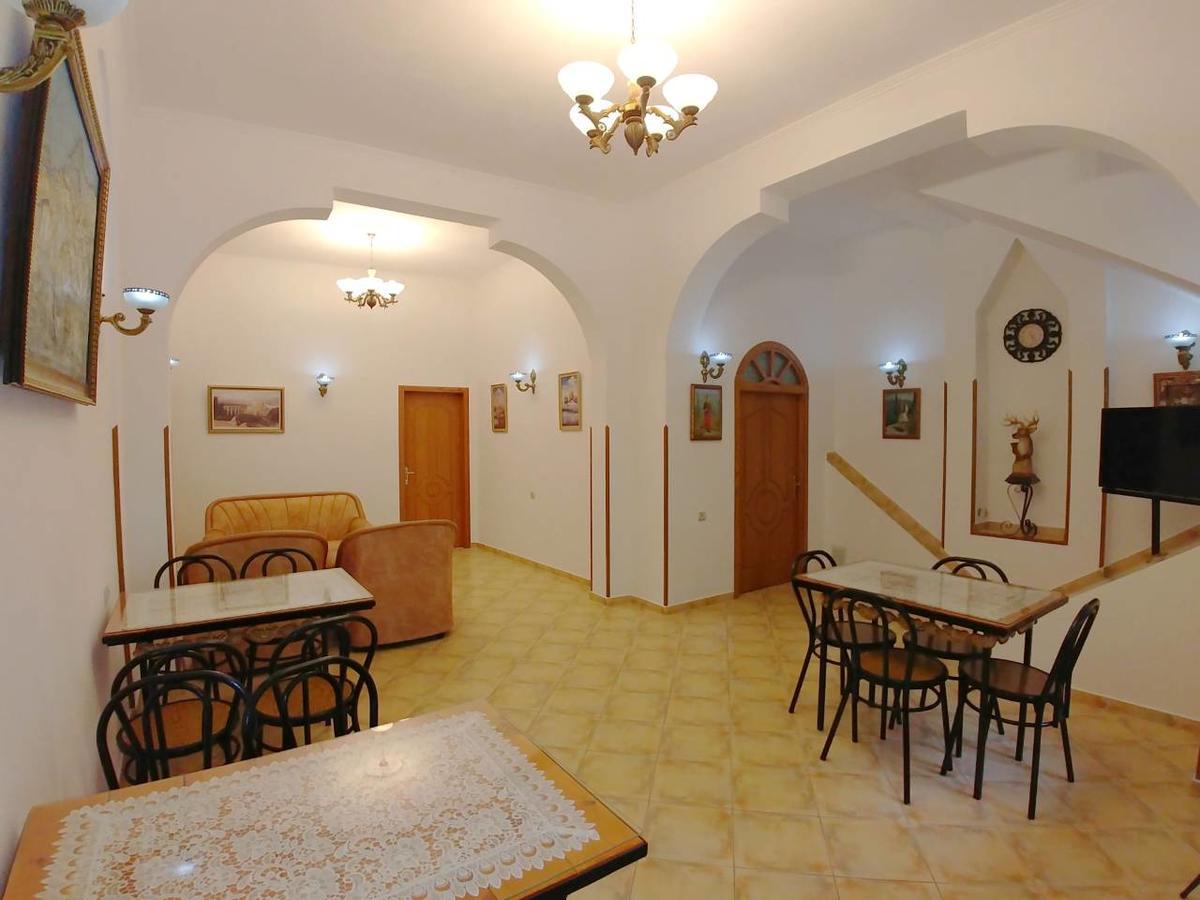 Guest House Urat Gjirokastër Exteriör bild