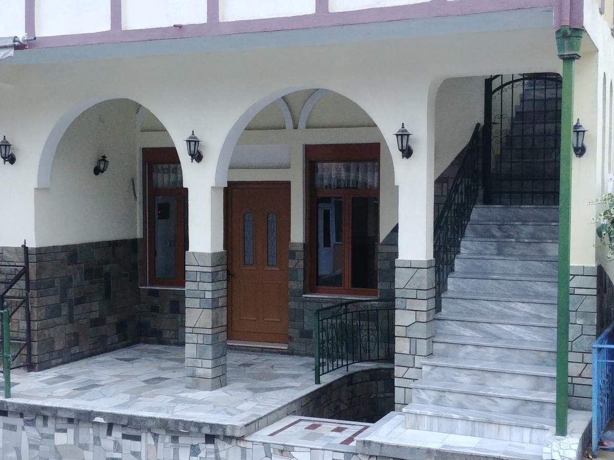 Guest House Urat Gjirokastër Exteriör bild