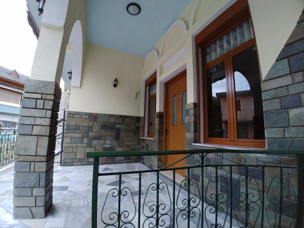 Guest House Urat Gjirokastër Exteriör bild