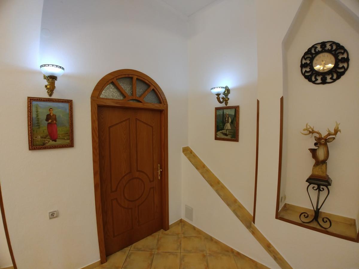 Guest House Urat Gjirokastër Exteriör bild