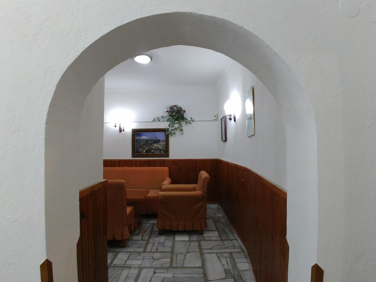 Guest House Urat Gjirokastër Exteriör bild