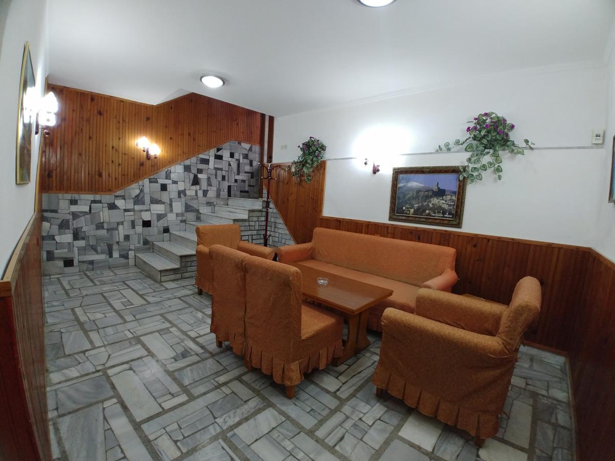 Guest House Urat Gjirokastër Exteriör bild