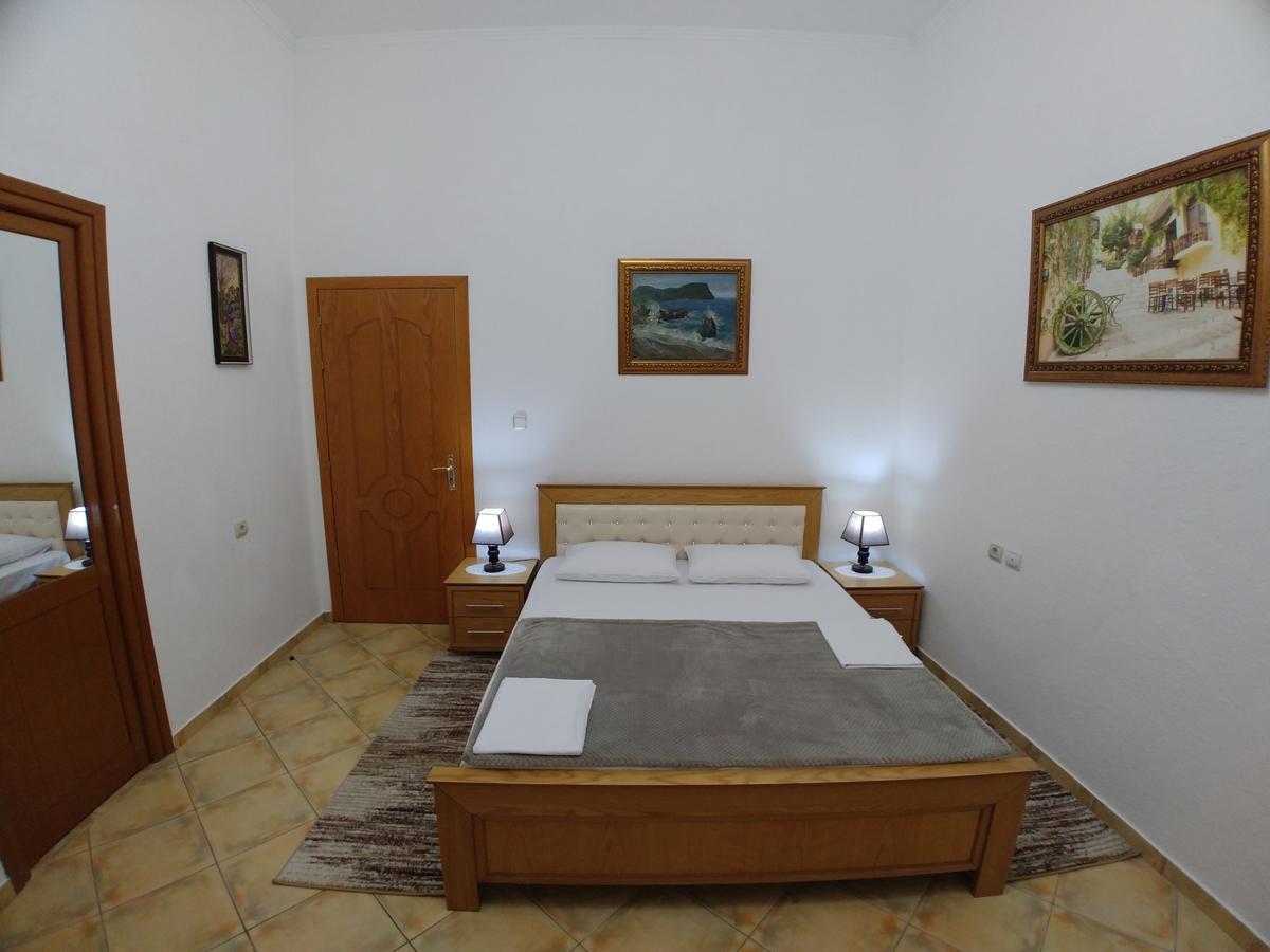 Guest House Urat Gjirokastër Exteriör bild