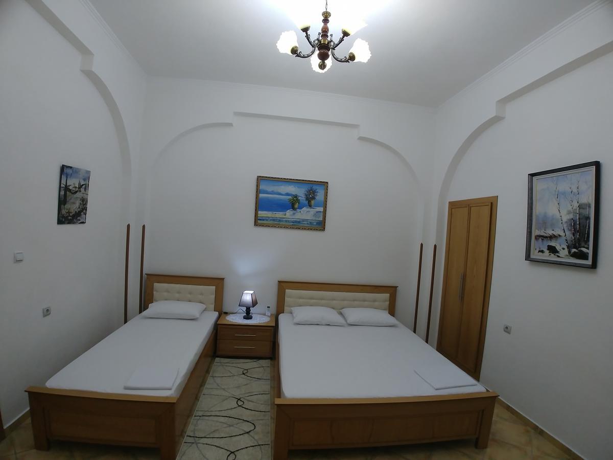 Guest House Urat Gjirokastër Exteriör bild