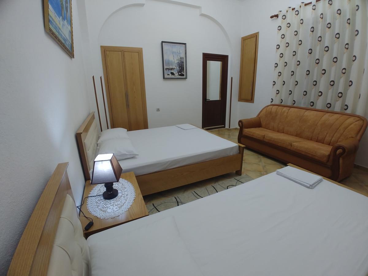 Guest House Urat Gjirokastër Exteriör bild