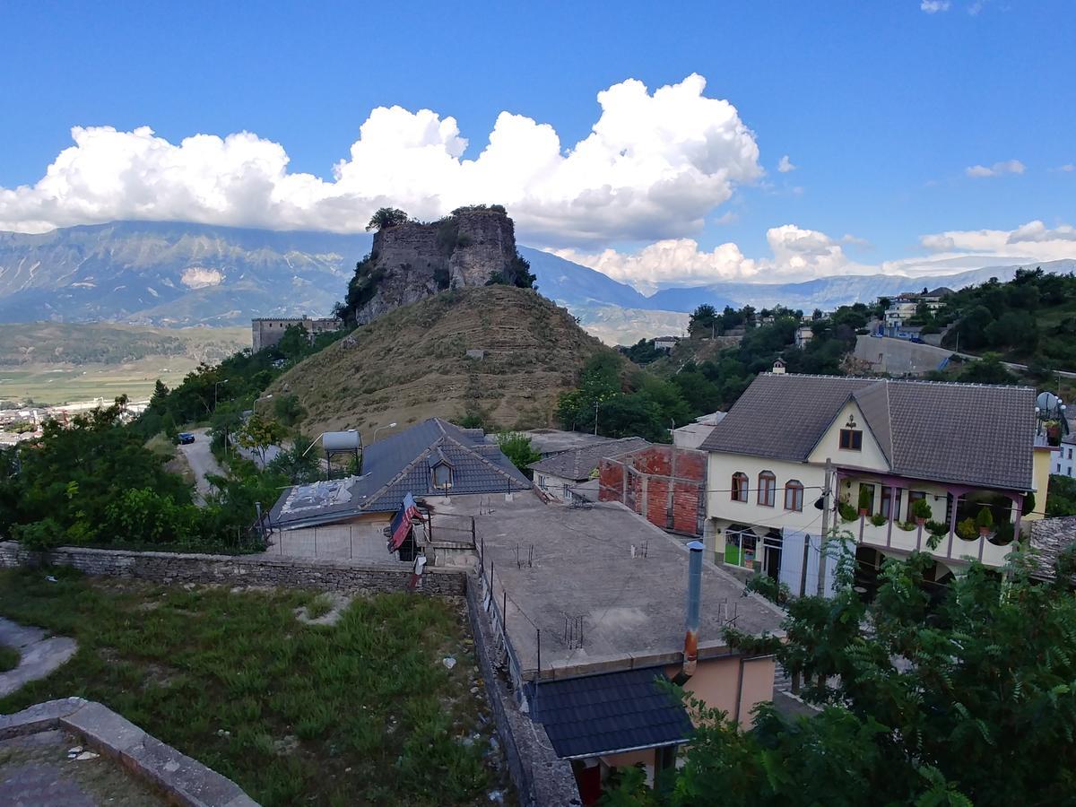 Guest House Urat Gjirokastër Exteriör bild