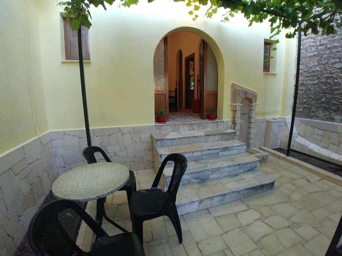 Guest House Urat Gjirokastër Exteriör bild