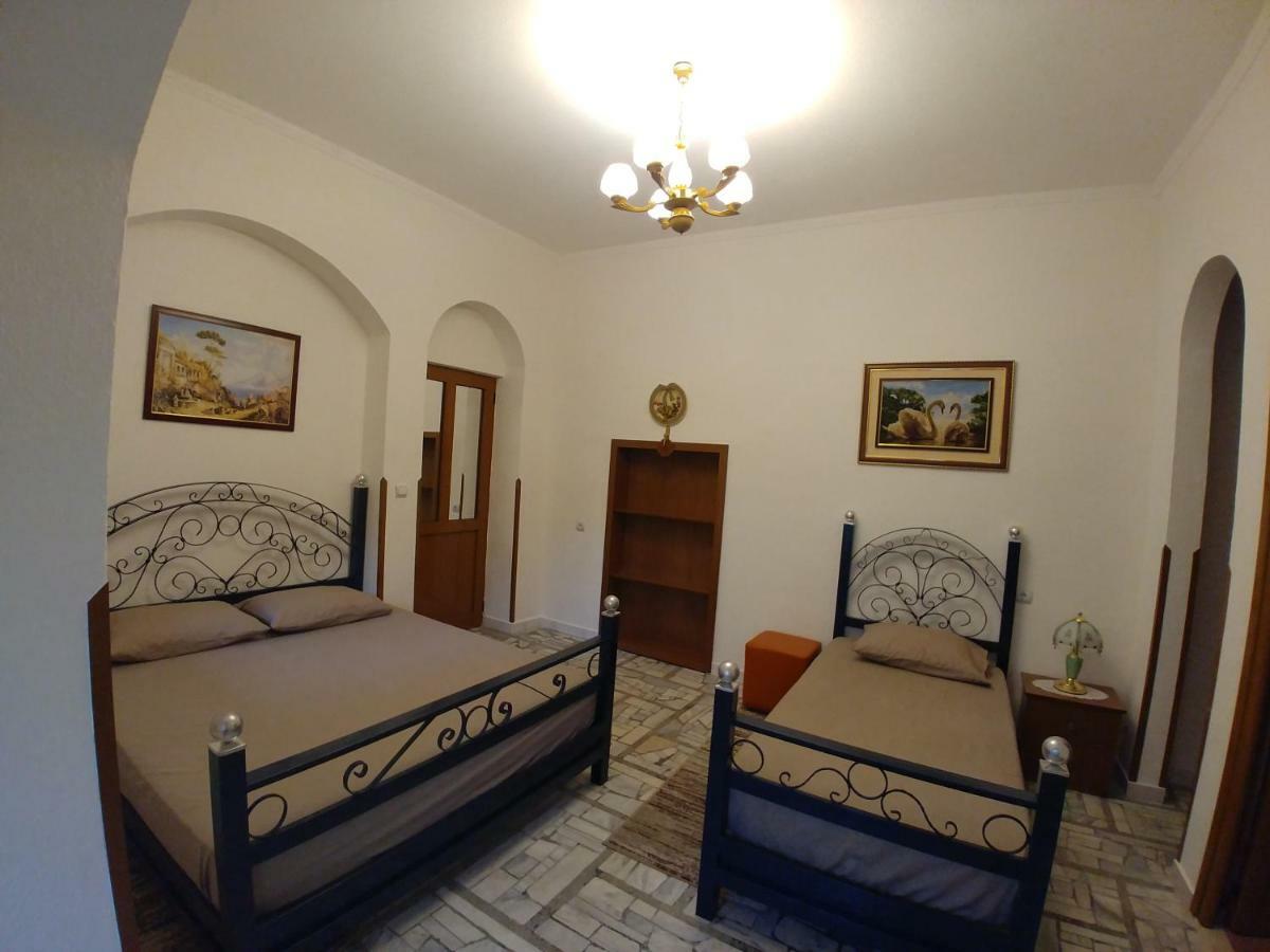Guest House Urat Gjirokastër Exteriör bild