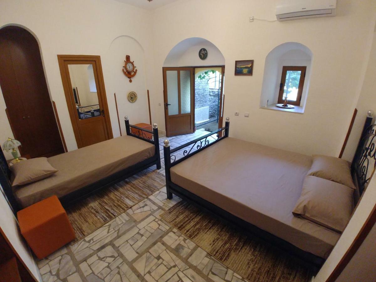 Guest House Urat Gjirokastër Exteriör bild