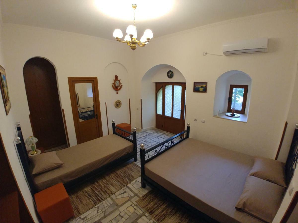 Guest House Urat Gjirokastër Exteriör bild